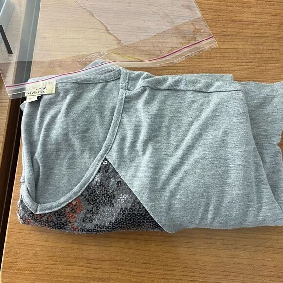 One world womens top size M Sequin Graphic - Picture 13 of 15